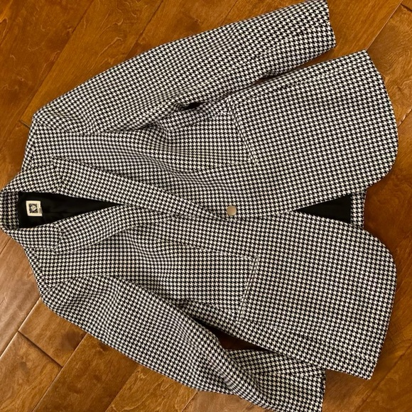 Size small black and white blazer - Picture 2 of 3